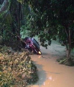 Itu tandanya air telah atau pernah berkumpul kat dalam. Kereta dinaiki 2 wanita dihanyutkan air dalam banjir kilat