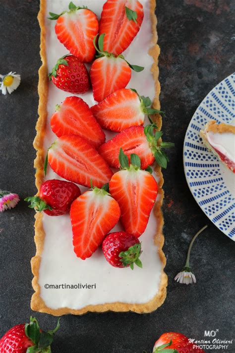 Spalmate il guscio di frolla con 3 cucchiai di confettura senza zuccheri aggiunti, riempitelo di panna montata, aggiungete le fragole e le fragoline. Crostata alla panna cotta e fragole | Le Ricette di Libellula