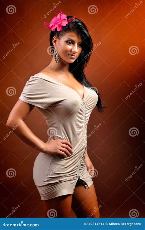 Mujer Sensual Joven Hermosa Que Presenta En Vestido Corto Foto De