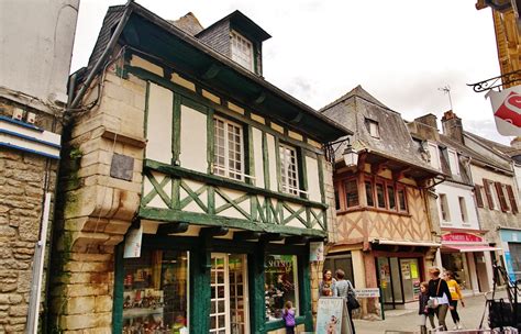 Pontivy is known for its riverfront and gardens. Photo à Pontivy (56300) : La Ville - Pontivy, 360423 ...