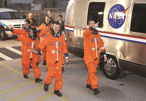 Sts 107 Crew Farewell Spacenews