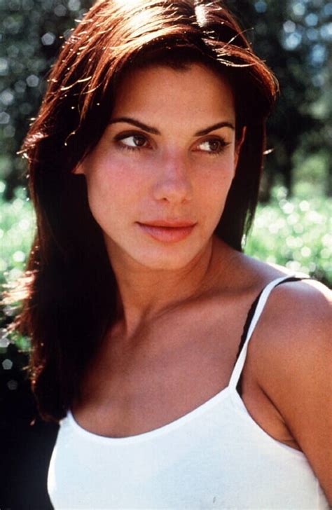 Sandra Bullock Doesnt Age Star Looks Same In Photos From Past 25