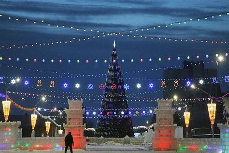 На площади Сахарова в Барнауле зажглась главная елка края