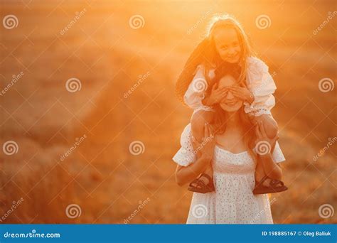 Madre Con Hija En Un Campo De Trigo Imagen De Archivo Imagen De