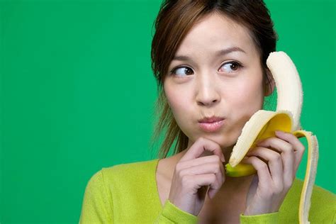 China proíbe vídeos ao vivo de pessoas comendo bananas de forma sensual