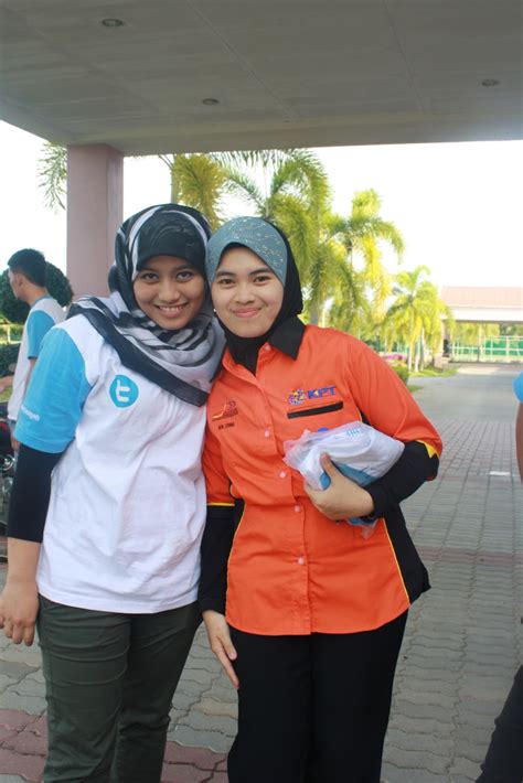 Ia berfungsi sebagai seorang kawan yang berkesan kepada rakan sebaya, terutama kepada mereka yang memerlukan pertolongan. BANTU DIRI , BANTU RAKAN: Baju Twitter Pembimbing Rakan ...