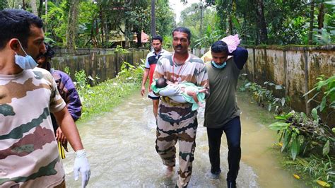 Kerala Floods Relief Teams Rescue 22000 As Rains Ease Bbc News