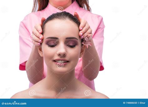La Belle Jeune Femme Pendant La Session De Massage De Visage Photo Stock Image Du Femelle