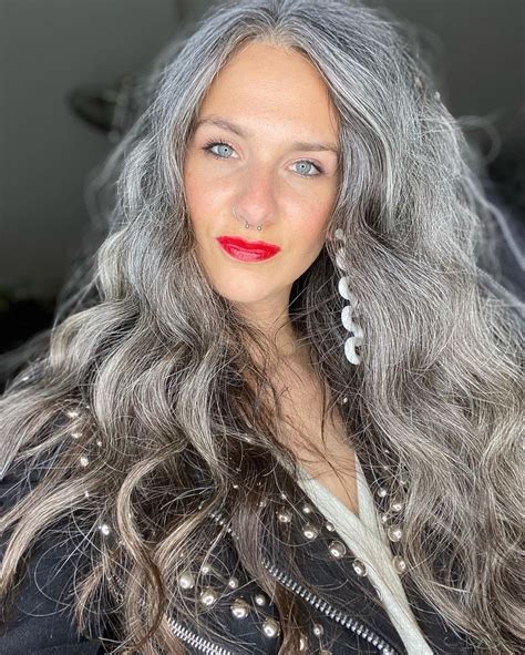 Pin By Maria Laura Asquini On Grey In 2021 Beautiful Gray Hair Long Gray Hair Natural Gray Hair