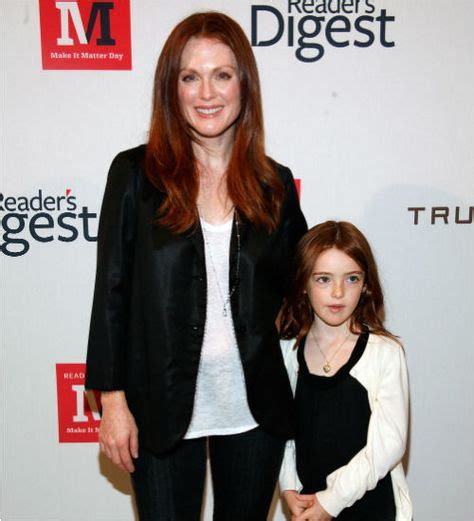 Julianne Moores Daughter Liv Looks Just Like Her Mom Julianne Moore