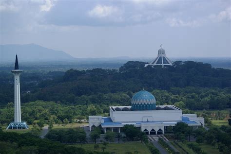 Penemuan arkeologi seperti tulang manusia, tembikar, dan bekas perkuburan membuktikan bahawa manusia telah mendiami sarawak sejak sebelum masihi lagi. ~Kupasan Minda Ku~: Kuching EXTRA: Masjid Jamek Negeri Sarawak