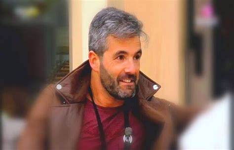 A group of people live in a house under survaillence 24/7, isolated from the outside world. Participante é expulso do Big Brother Portugal por fazer ...