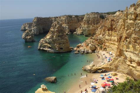 Il portogallo è una fantastica tavolozza di colori e di esperienze da vivere in viaggio. Algarve, Portogallo - Viaggi, vacanze e turismo: Turisti ...