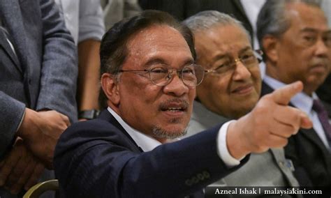 Kemelut politik melanda malaysia susulan cubaan pembentukan kerajaan pintu belakang. Naratif baru politik Malaysia