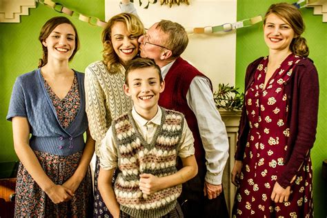 Gureume bicceun heuryeojigo changgae yoranhi naerineun bismulsori mankeum sirin gieokdeuri nae maeum butjapgo issneunde. Back in Time for Christmas, BBC Two: a family experiences ...