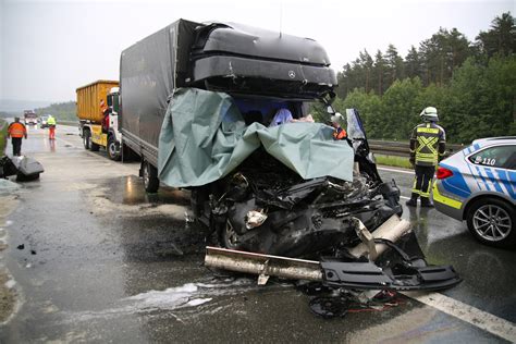 Neumarktaktuell Tödlicher Unfall Auf Autobahn Lkw Fahrer Rast In