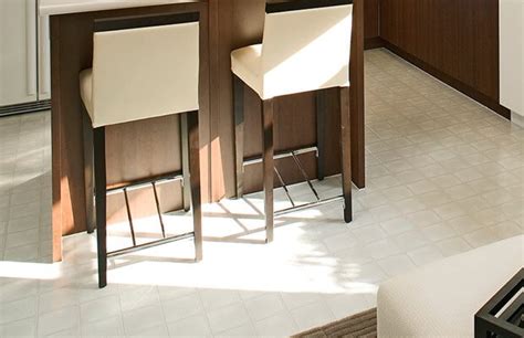 For exclusive content, visit www.decorsauce.comhow to get rid of that nasty, wet, stinky vinyl flooring residue before you lay your (kinda) dream floor. How to Remove Vinyl Flooring | Removing Old Linoleum ...