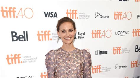 natalie portman is jaw dropping as jackie kennedy in biopic — see the photo
