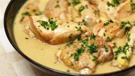 Préparation Faire cuire le riz Couper la cuisse de poulet en dès ou