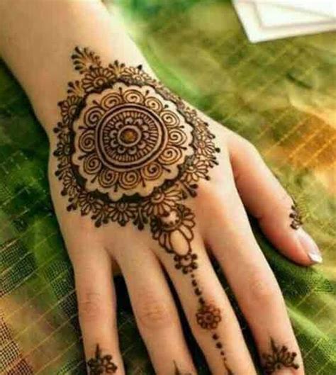 The mehndi is made similar to the wrapping creeper rajasthani mehndi tikka designs are quite trendy among the brides as they give tiny and hand full designs. Gol Tikki Mehndi Designs For Back Hand Images / Best Gol ...