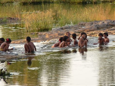 Niños bañándose en el río Gujarat India Foto Viajes Paisajes