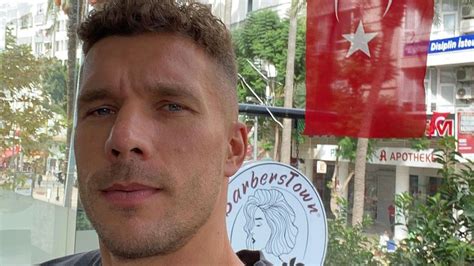 Die frisur lässt keinen herausstechen, keiner stylt sich in den vordergrund, die neue frisur kleidet das haupt des teamplayers, der sich in allerdings gibt es ausnahmen: Wuschelkopf: Lukas Podolski begeistert Fans mit neuem Look ...