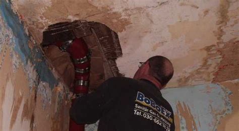 Ein wasserschaden in haus oder wohnung. Abwasserrohrbruch / Abwasserrohr undicht -Soforthilfe ...