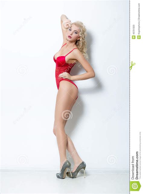 femme blonde sexy dans la lingerie de dentelle image stock image du érotique femelle 43751323