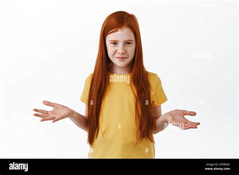 Schöne Kaukasische Kleine Mädchen Mit Sommersprossen Ingwer Haar Zuckend Hände Zu Verbreiten