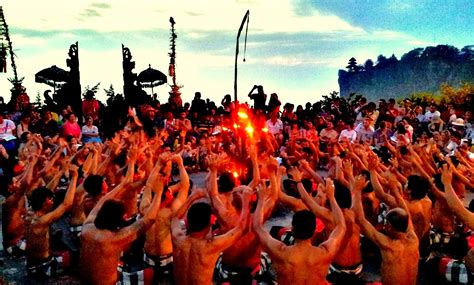 Yuk mengenal lebih dalam sejarah melalui gambar tari kecak, kamu juga bisa melihat keunikan dari segi pola lantai yang digunakan. Tari Kecak Bali yang Wajib Kamu Lihat - Indonesia Itu Indah