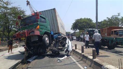 kengerian kecelakaan mobil terguling  digilas truk kontainer