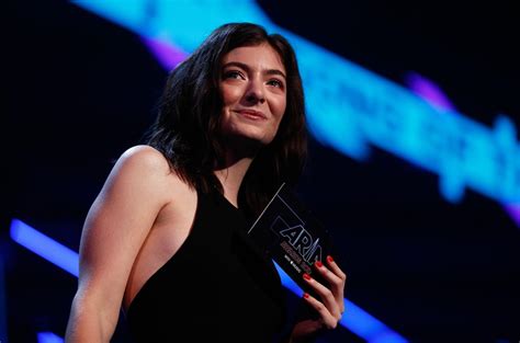 Lorde Covers Carly Rae Jepsen Battles A Heckler At Ally Coalition Charity Show Billboard