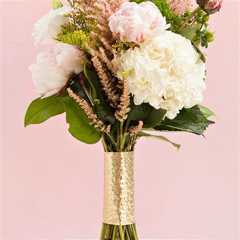 These are the best wedding bouquet wraps. Check out these awesome, metallic wedding bouquet wraps!