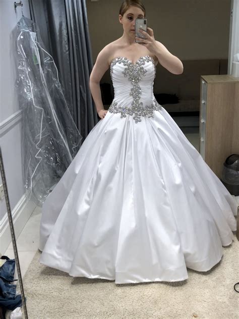 This michael cinco wedding gown needs to be seen austrian singer (and jewel heiress) victoria swarovski just tied the knot to her longtime boyfriend covered in her family's crystals from head to toe. Swarovski crystals and pearls | Ball gowns, Wedding ...