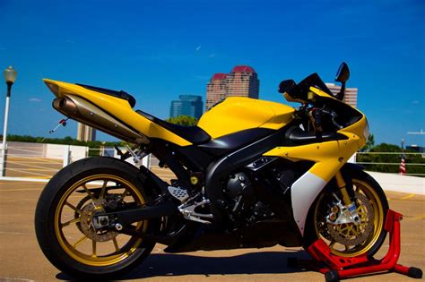 This system uses front and rear wheel sensors to detect slip and. 1 of 500 - 2006 Yamaha R1 Limited Edition - Bike-urious
