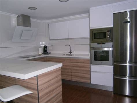 Si lo deseas también puedes comprar un mueble bar, ideal para los. Muebles de cocina Madrid baratos. Venta directa de fábrica