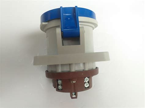 Flush Mounted Industrial Plug Sockets Ip44 Rain Resistance Material