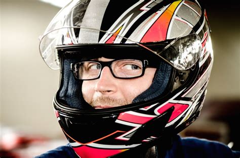 🥇 Cómo usar casco de moto con lentes - Cascos de moto
