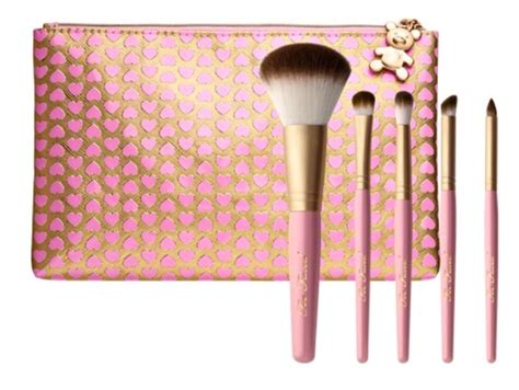 This is a hand painted hair brush with petrykivka technique, red flowers (poppies) and. Super cute | Hair brush set, Cruelty free makeup, Best ...