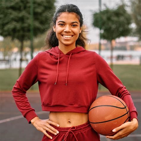 Mujer Sosteniendo Una Pelota De Baloncesto Al Aire Libre Foto Gratis