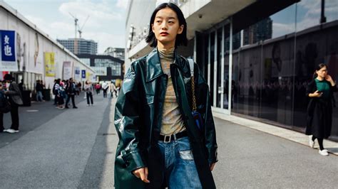die besten street styles der fashion week in shanghai vogue germany