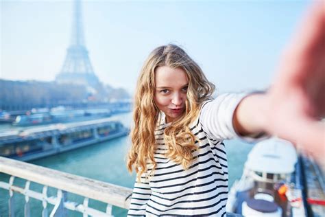 Selfie Etiquette While Traveling