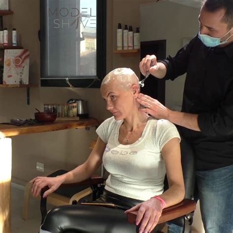 Model Shave Op Instagram Woman With Long Blond Hair Shaves Her Head Bald At The Hair Salon