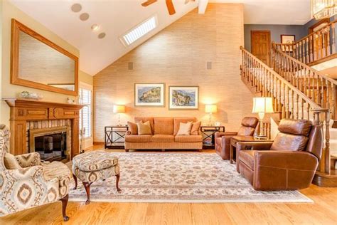 For color darker reds look good as well as darker greens. The Perfect Shade Of White Wall Paint For Oak Trim | Oak ...