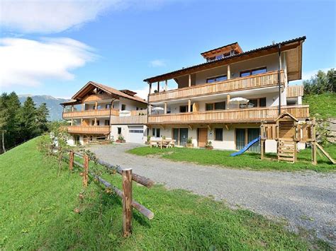 Vous pouvez augmenter votre visibilité en passant des annonces payantes ou gratuites (avec commission) sur les nombreux sites de locations de vacances : Bressanone, Maison de vacances avec 5 chambres pour 20 ...