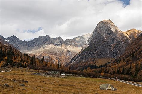 Scenic Photography Of Western Sichuan Background Blue Sky And White