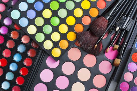Gamas De Colores Y Cepillos Profesionales Del Maquillaje Foto De