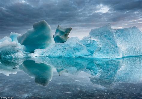 Spectacular Images Capture The Worlds Oldest Icebergs Daily Mail Online