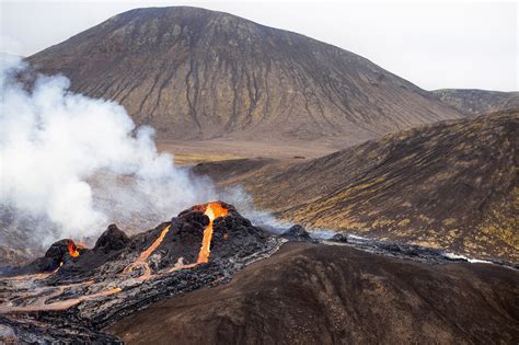 In Photos Volcano Erupts Near Iceland S Capital Reykjav K Daily Sabah