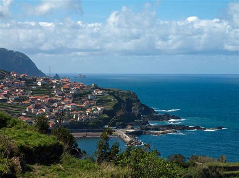 Its population includes 184,269 inhabitants (2011), situated across the tagus river estuary from lisbon, in an area of 93.58 square kilometres (36.13 sq mi). Madeira: Seixal